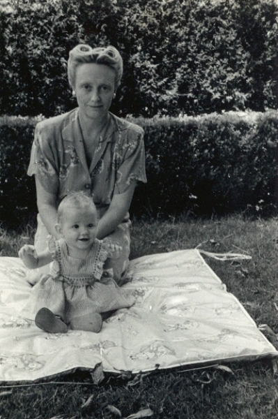 ../Images/Diana as baby with Mother.jpg